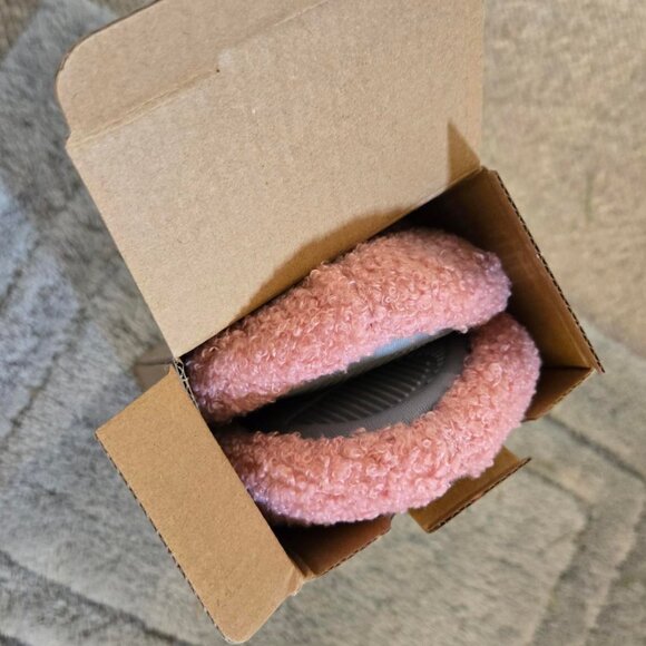 NEW Fluffy Pink Slippers Shoes (Size US 7-8) - Picture 2 of 8
